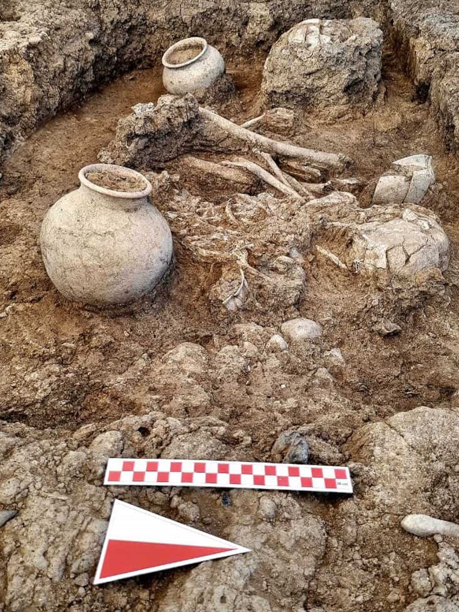 Diyarbakır’da Kazı Çalışmalarında 8 Mezar Gün Yüzüne Çıkarıldı 4