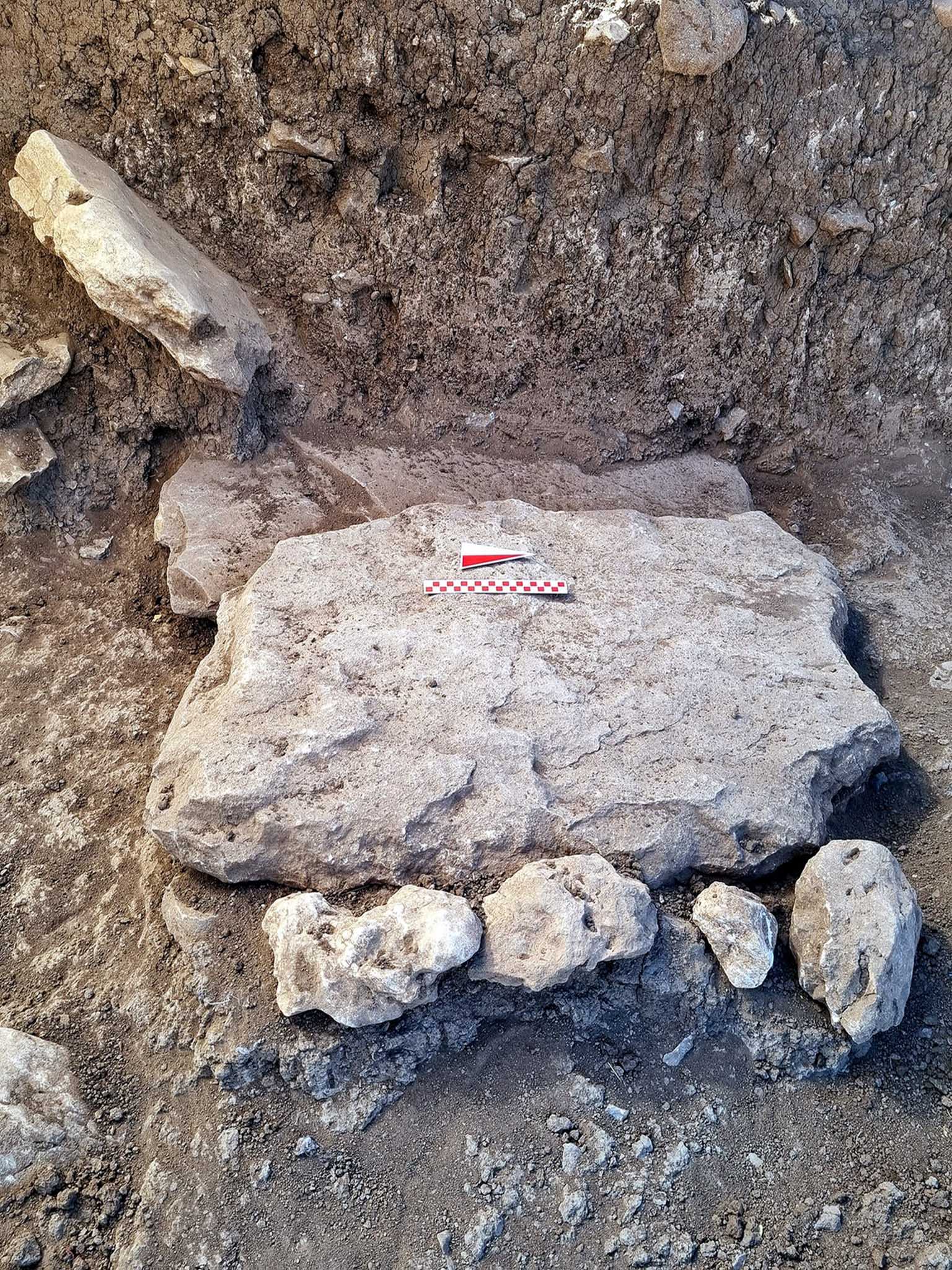 Diyarbakır’da Kazı Çalışmalarında 8 Mezar Gün Yüzüne Çıkarıldı 5