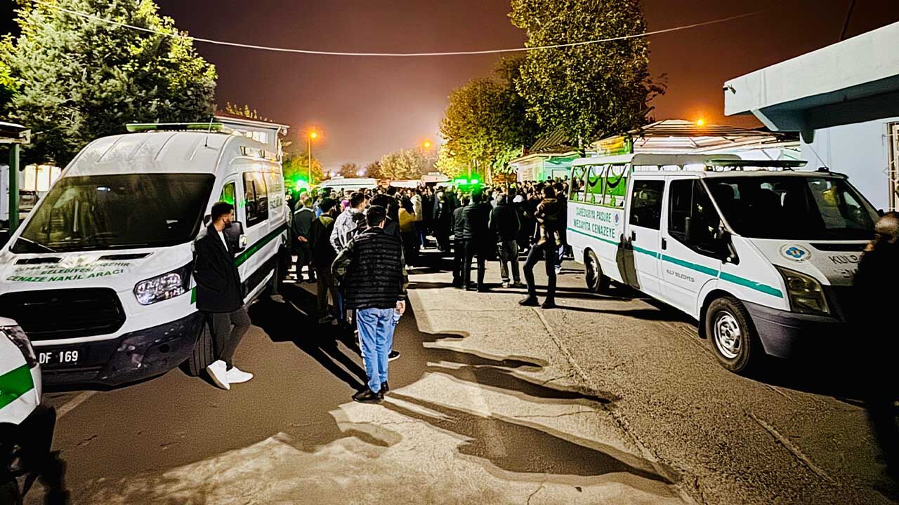 Diyarbakır’da Viyadük Faciasında Hayatını Kaybeden Işçilerin Cenazesi Toprağa Verildi 2