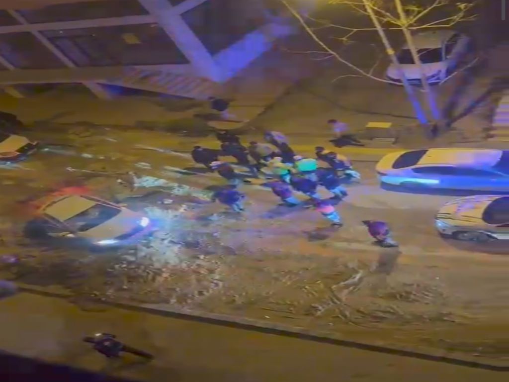 Altyapı Çalışması Yapılan Sokaktaki Çukura Otomobil Düştü (3)