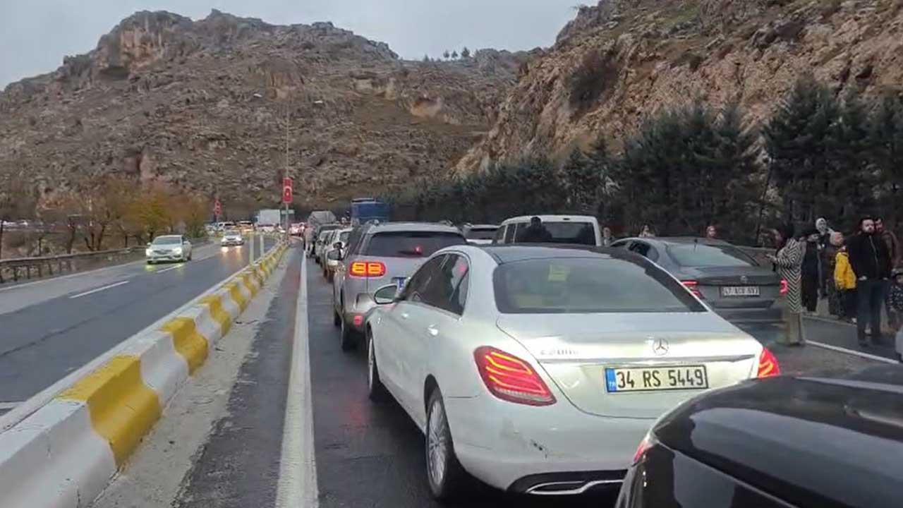 Kaza Nedeniyle Duran Otobüse Çarpan Otomobil Alev Aldı 1