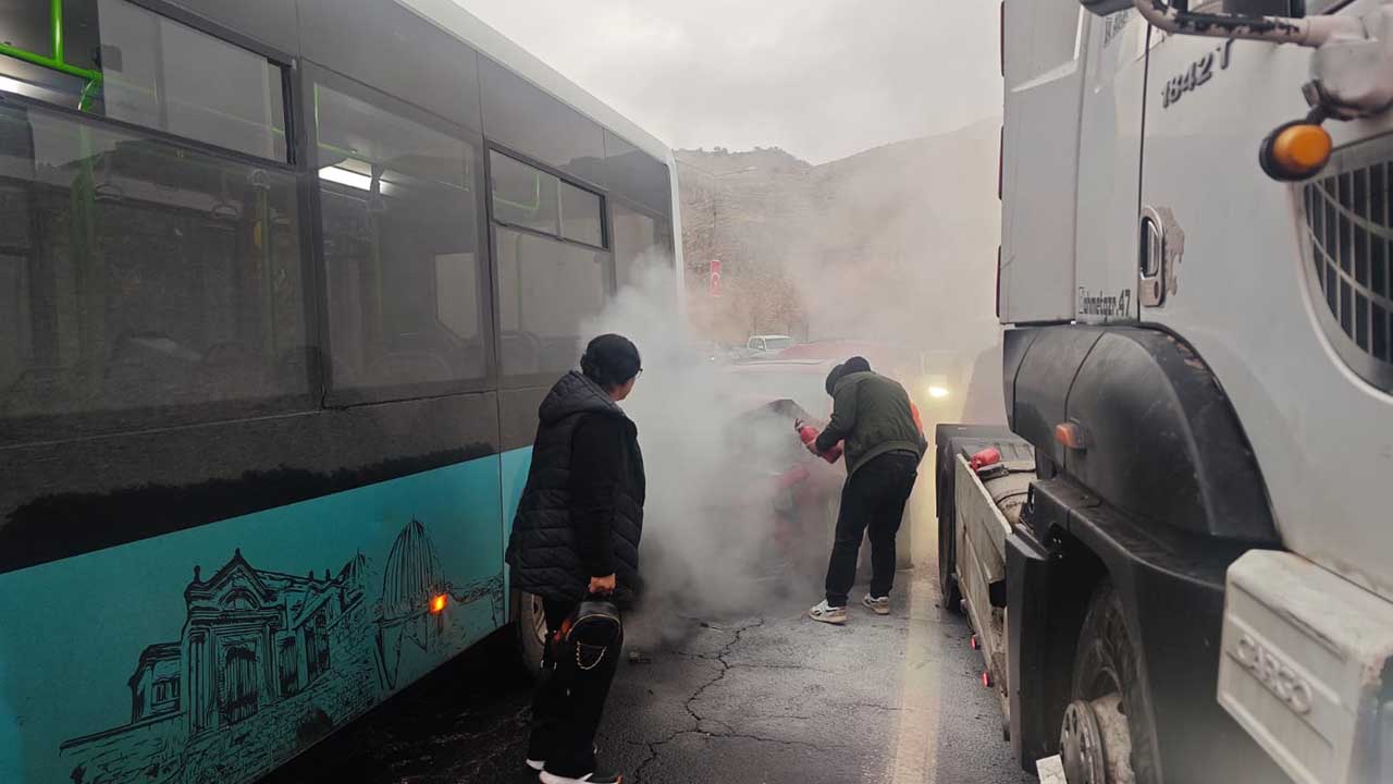 Kaza Nedeniyle Duran Otobüse Çarpan Otomobil Alev Aldı 2