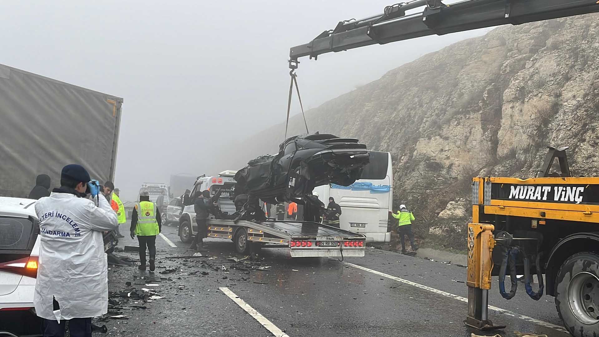 U’ Dönüşü Yapmaya Çalışan Tır, Faciaya Neden Oldu 2 Ölü, 11 Yaralı 1