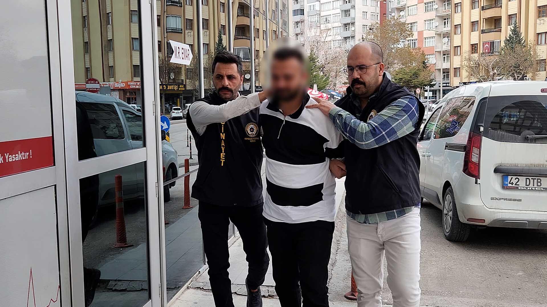 Babasını Boğdu, Cansız Bedeni Ile Aynı Evde Sabahladı 1