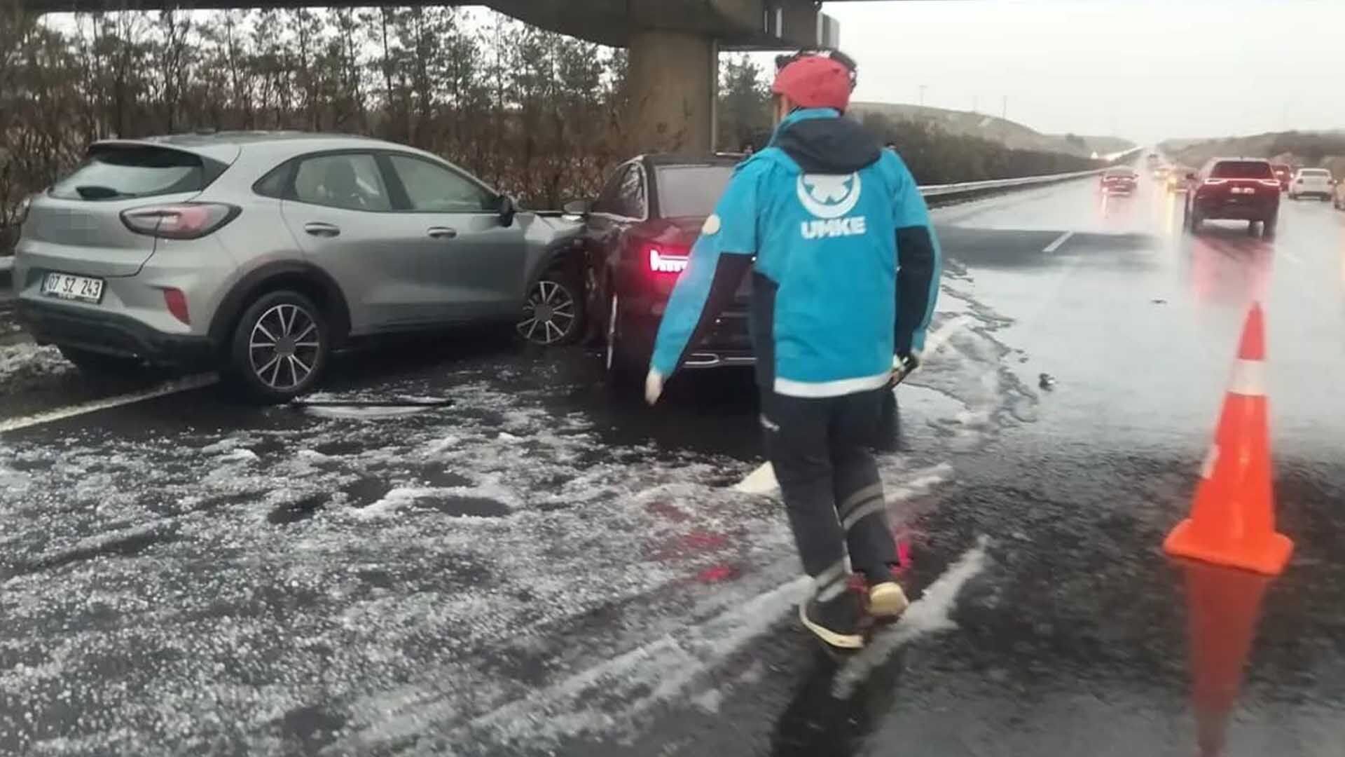 Dolu Yağışı Nedeniyle Zincirleme Kaza 11 Yaralı 1