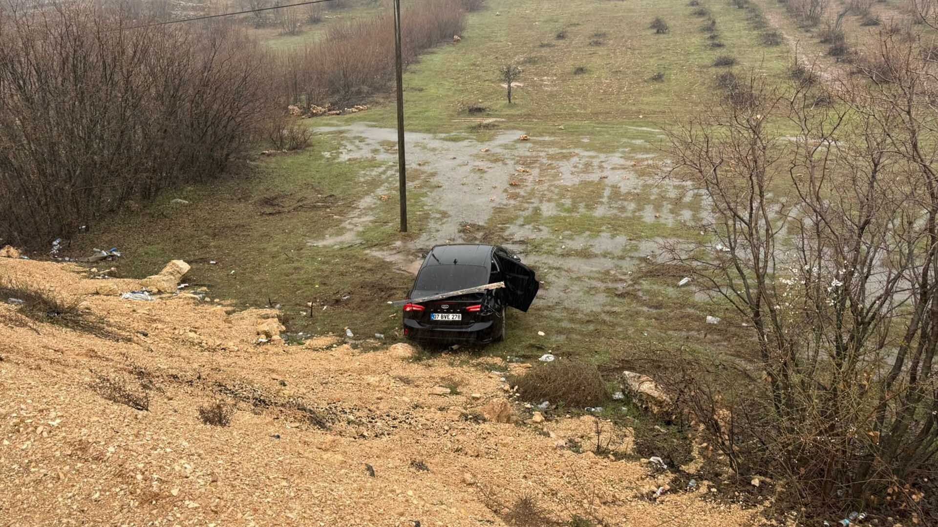 Mardin'de Şarampole Yuvarlanan Otomobildeki 2 Kişi Yaralandı 1