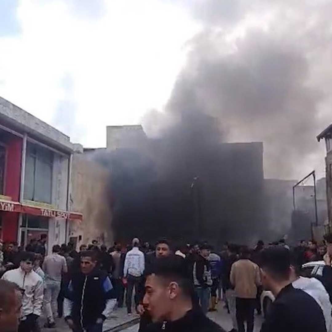 Trafo Patladı, Park Halindeki 4 Araç Zarar Gördü 2