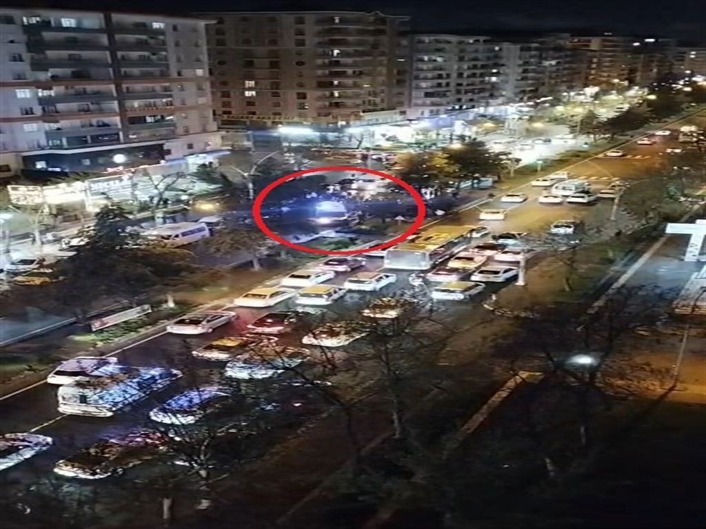 Diyarbakır'da Yolcu Minibüsü Refüjdeki Ağaca Çarptı 8 Yaralı (2)