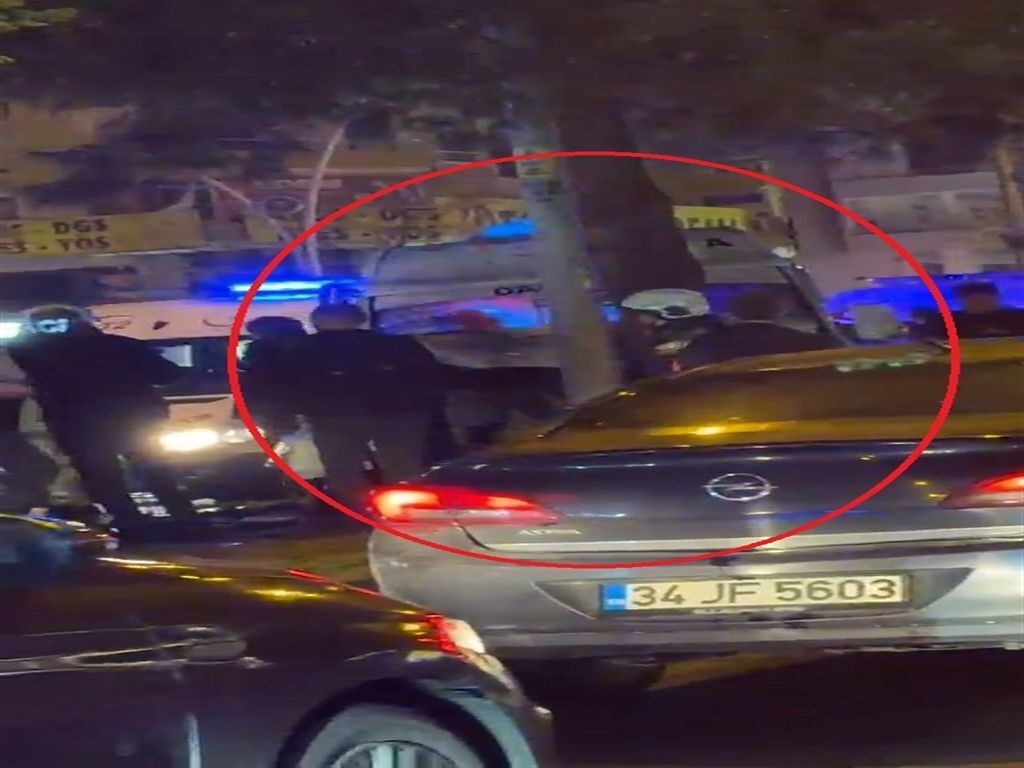 Diyarbakır'da Yolcu Minibüsü Refüjdeki Ağaca Çarptı 8 Yaralı (3)