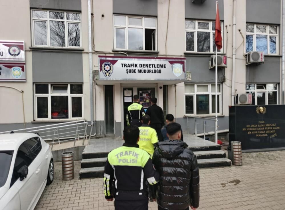 Konvoy Yaparak Trafiği Riske Atan 3 Sürücüye 272 Bin 714 Tl Ceza (1)
