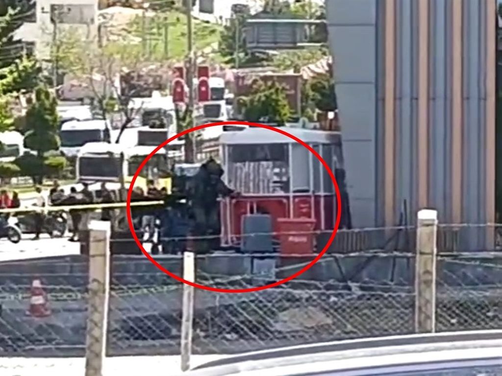 Avm Önündeki Şüpheli Valizler Fünye Ile Patlatıldı Gerçek Ortaya Çıktı (2)