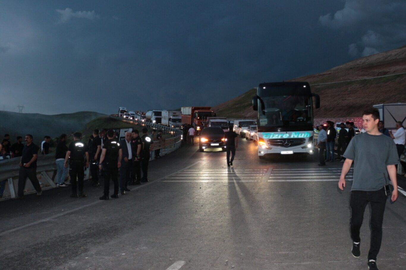 Aynı Yerde İki Günde İki Kaza Halkı Yolu Ulaşıma Kapattı (1)