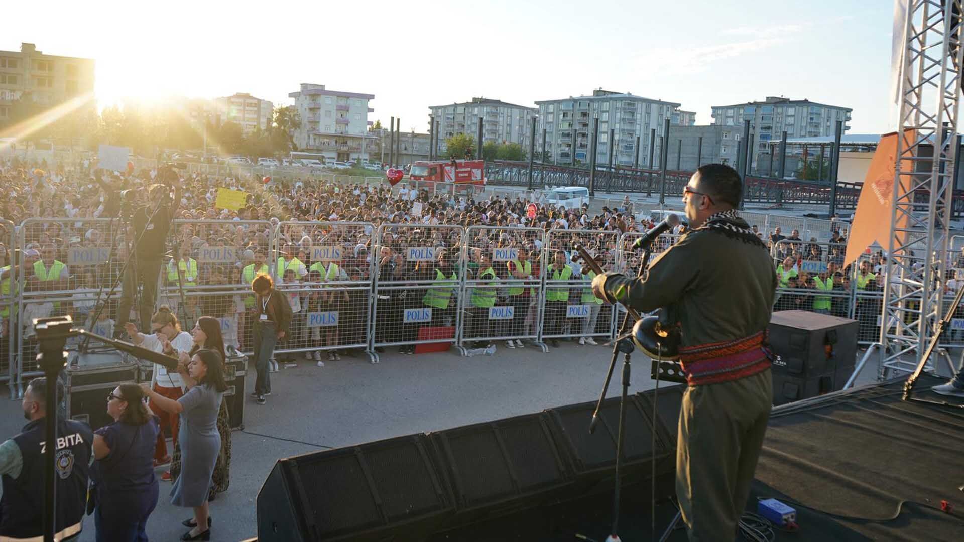 Bismil’de Kürt Dil Bayramı Coşkusu, Rojda Konseriyle Taçlandı 1