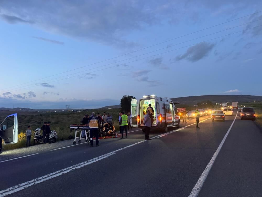 Direksiyon Hakimiyetini Kaybeden Motosikletli Çift Yaralandı (1)
