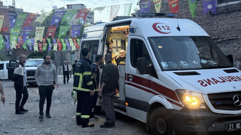 Diyarbakır’da 6 Katlı Binada Yangın 1 İtfaiyeci Yaralandı, 2 Kişi Dumandan Etkilendi (2)