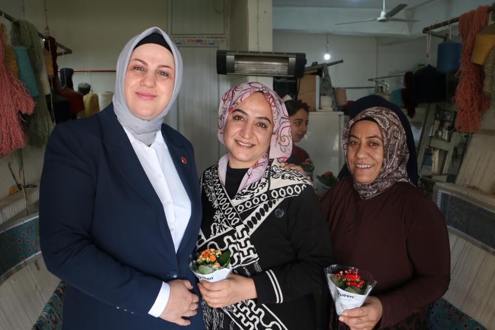 Diyarbakır'da Kadın Muhtar Anneler Gününde Çiçek Dağıttı (2)