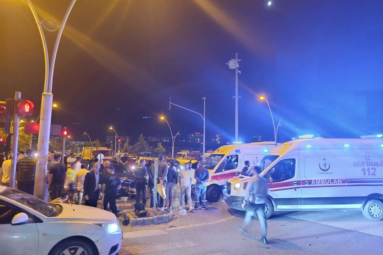 Diyarbakır'da Kontrolden Çıkan Otomobil Trafik Işıklarına Çarptı 2 Yaralı (1)