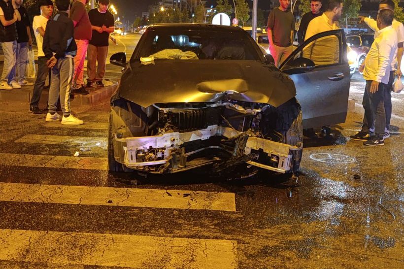 Diyarbakır'da Kontrolden Çıkan Otomobil Trafik Işıklarına Çarptı 2 Yaralı (2)