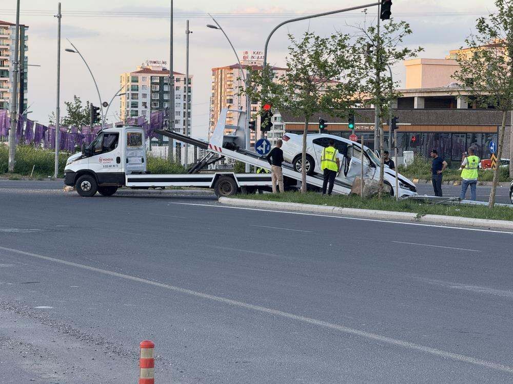 Diyarbakır'da Minibüs Ile Otomobil Çarpıştı 5 Yaralı (1)