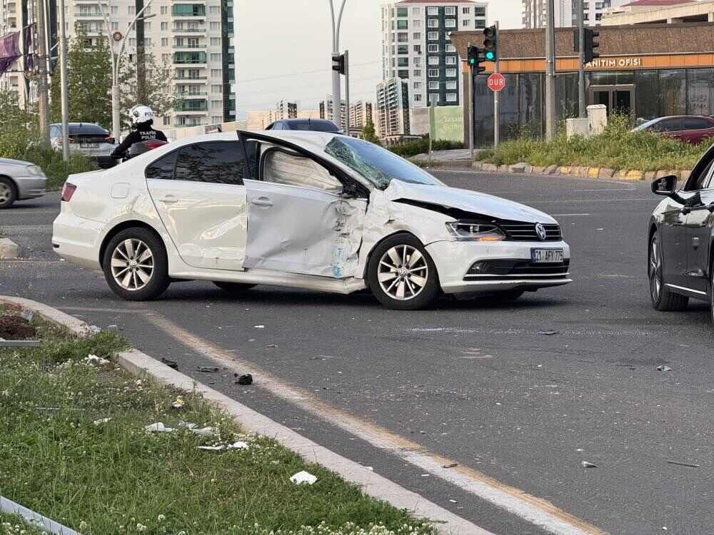 Diyarbakır'da Minibüs Ile Otomobil Çarpıştı 5 Yaralı (2)