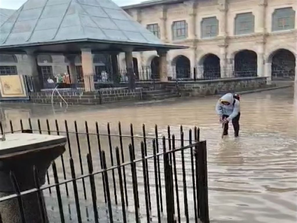 Diyarbakır'da Sağanak Sonrası Tarihi Ulu Cami'nin Avlusunu Su Bastı (3)