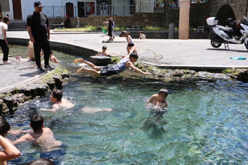 Diyarbakır'da Sıcak Havadan Bunalan Çocuklar Süs Havuzunun Yolunu Tuttu (1)