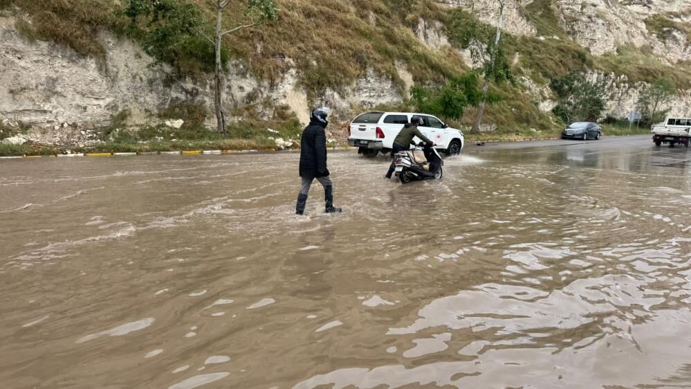 Fırat Nehri Taştı Yollar Ve Parkları Su Bastı (2)