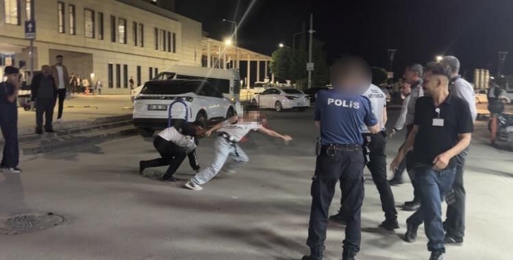 Hastanede Bıçaklı Saldırı 2 Güvenlik Görevlisi Dahil 3 Kişi Yaralandı (1)