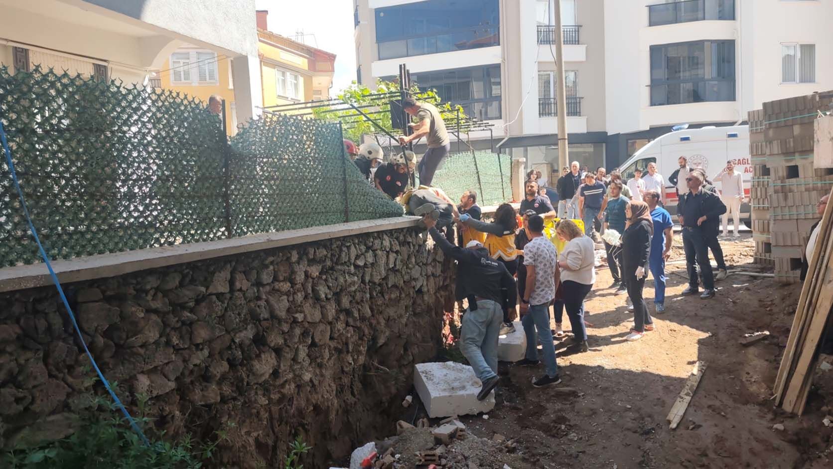 İnşaat İşçisi 4’Üncü Kattan Düştü! Sırtına Saplanan Demirle Hastaneye Kaldırıldı 1
