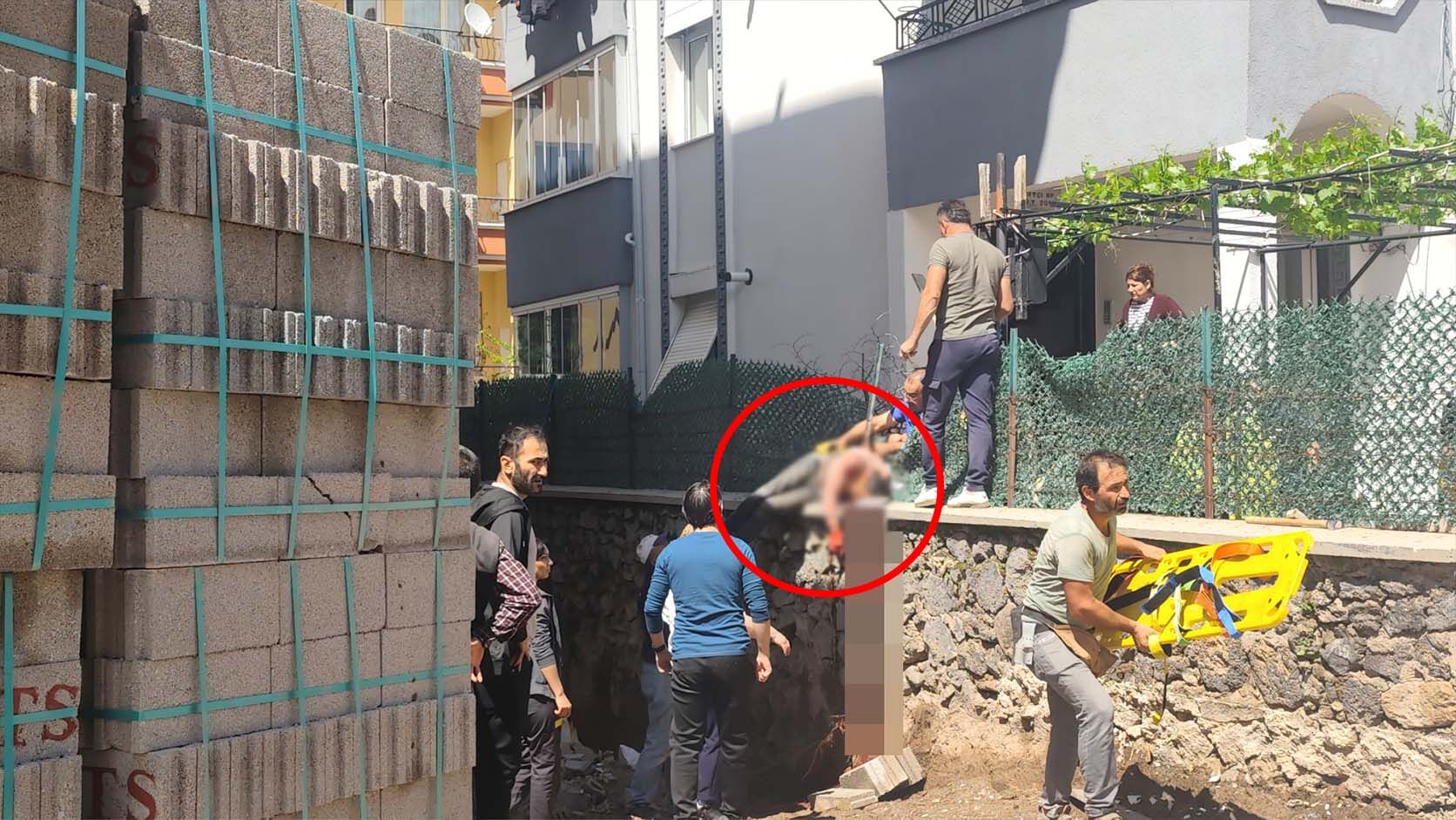 İnşaat İşçisi 4’Üncü Kattan Düştü! Sırtına Saplanan Demirle Hastaneye Kaldırıldı 2