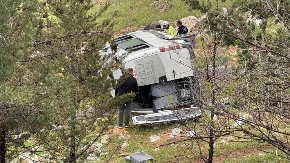 İşçi Servisi Şarampole Uçtu Araçtaki 16 Kişi Yaralı (2)