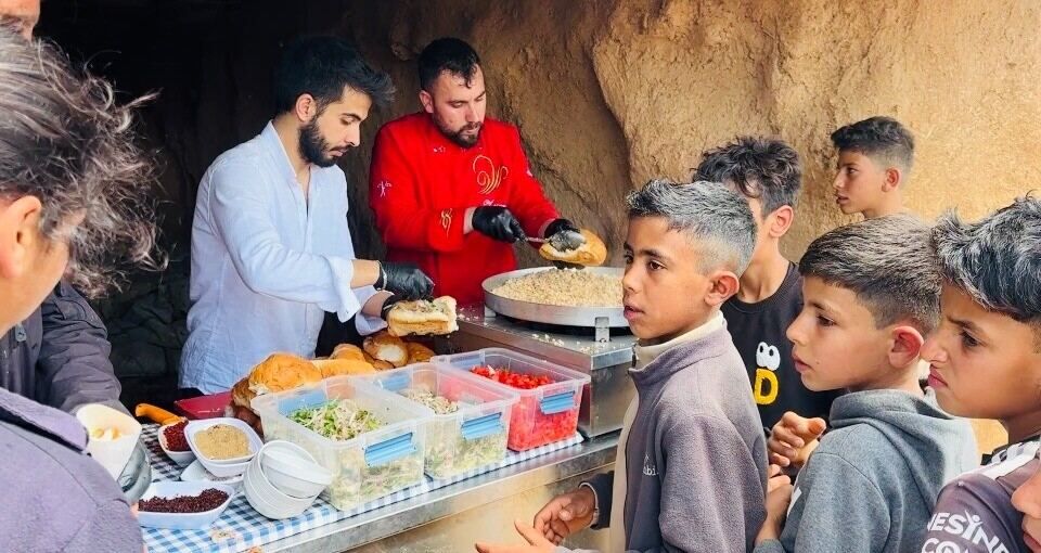 Köy Meydanında Çocukları Tıraş Edip Tantuni Dağıttılar (1)