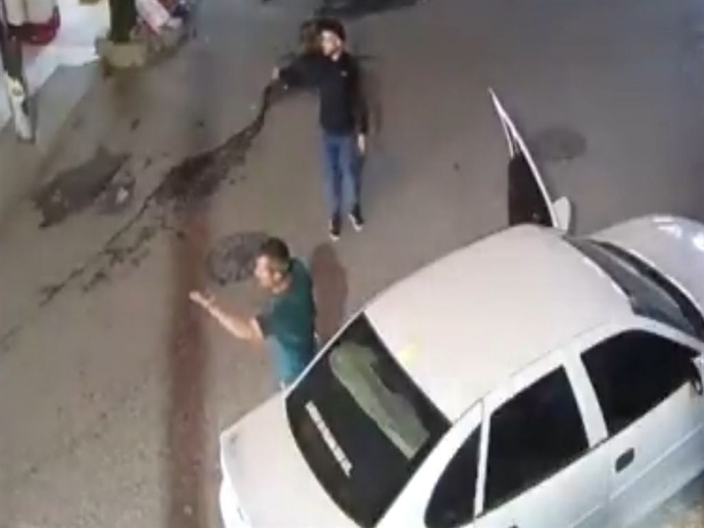 Manevra Yapan Minibüs Kapıyı Ezdisürücü Ölümden Döndü (2)