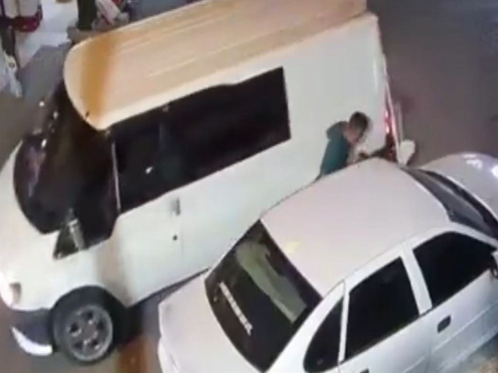 Manevra Yapan Minibüs Kapıyı Ezdisürücü Ölümden Döndü (3)