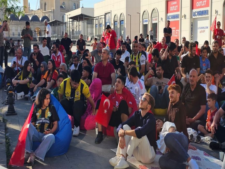 A Milli Takım Heyecanı Dev Ekranda Yaşandı (1)