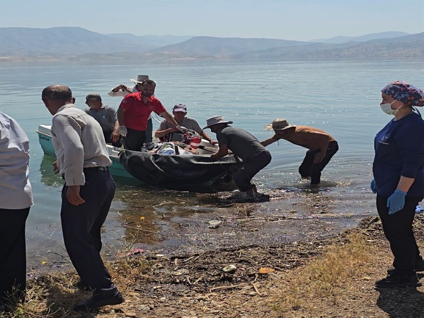 Bahçede Aniden Rahatsızlanan Hasta Tekneyle Ambulansa Yetiştirildi (1)