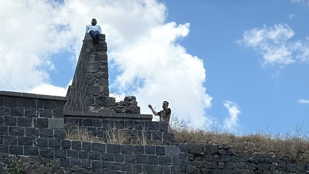 Bir Saatlik Çabayla Surlardan İndirildi (2)