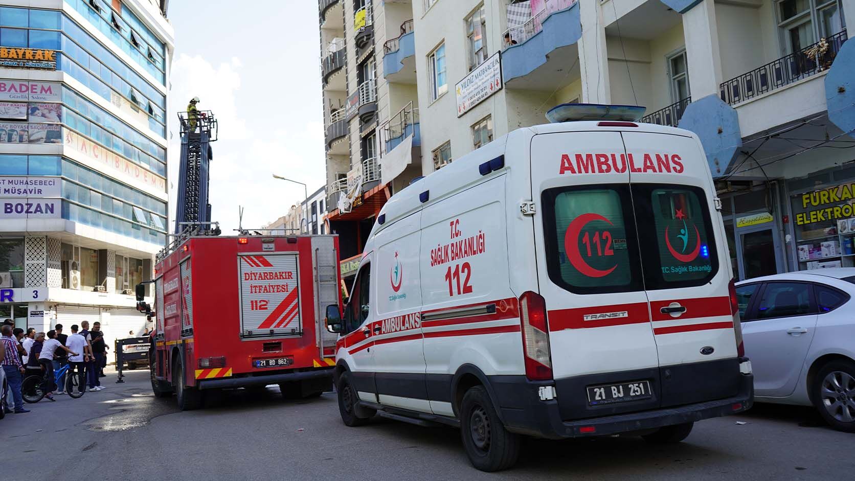 Bismil'de Çatı Yangını Paniğe Neden Oldu 6