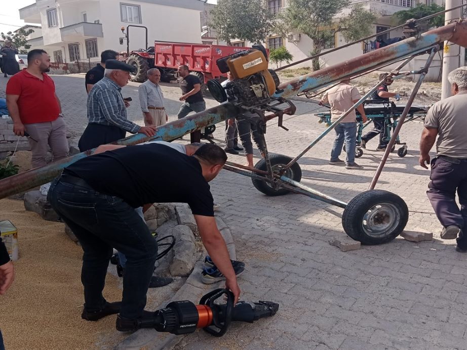 Buğday Yüklerken Dengesini Kaybeden Çiftçinin Ayağı Helezon Makinesine Sıkıştı (2)