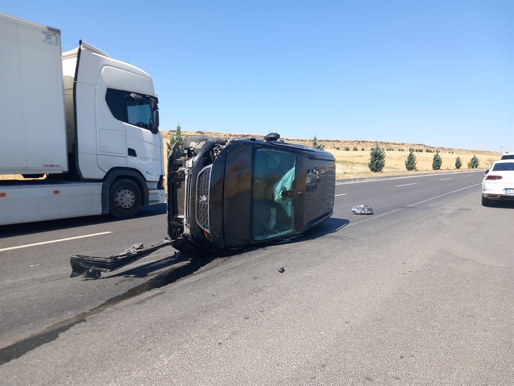 Çarpışmanın Şiddetiyle Metrelerce Sürüklendi! Diyarbakır'da Korkutan Kaza (1)