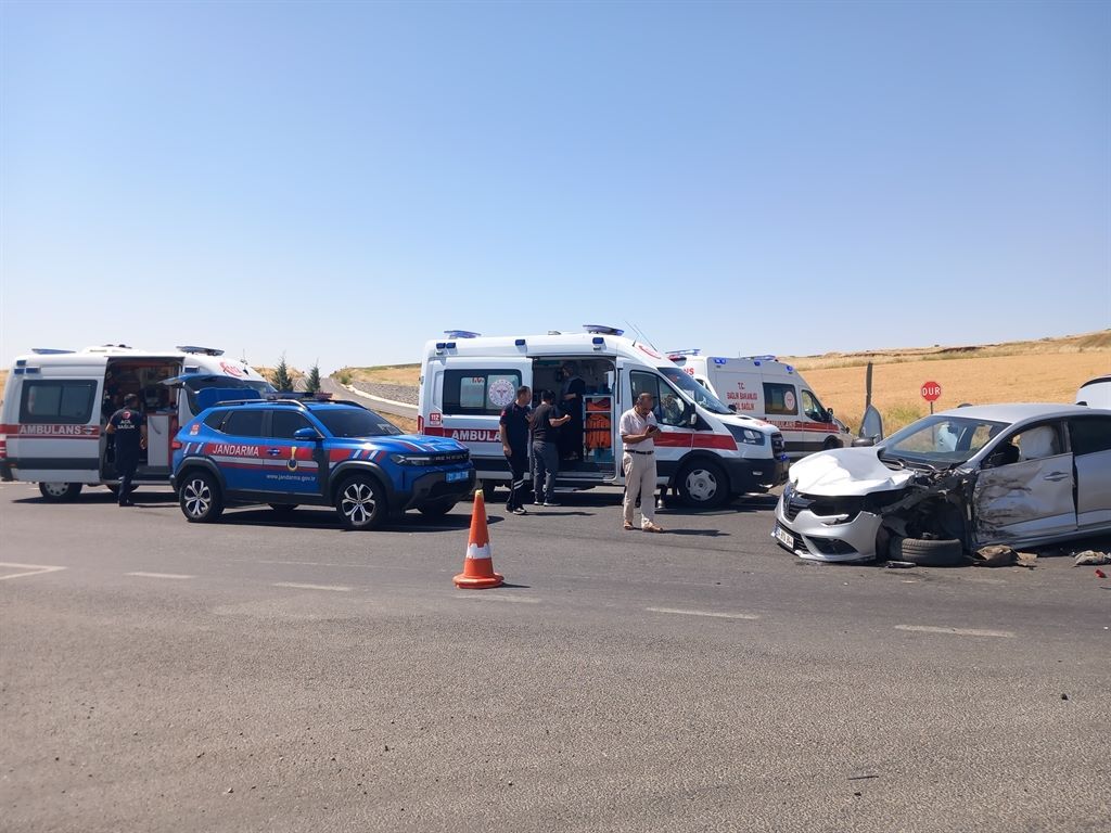 Çarpışmanın Şiddetiyle Metrelerce Sürüklendi! Diyarbakır'da Korkutan Kaza (2)