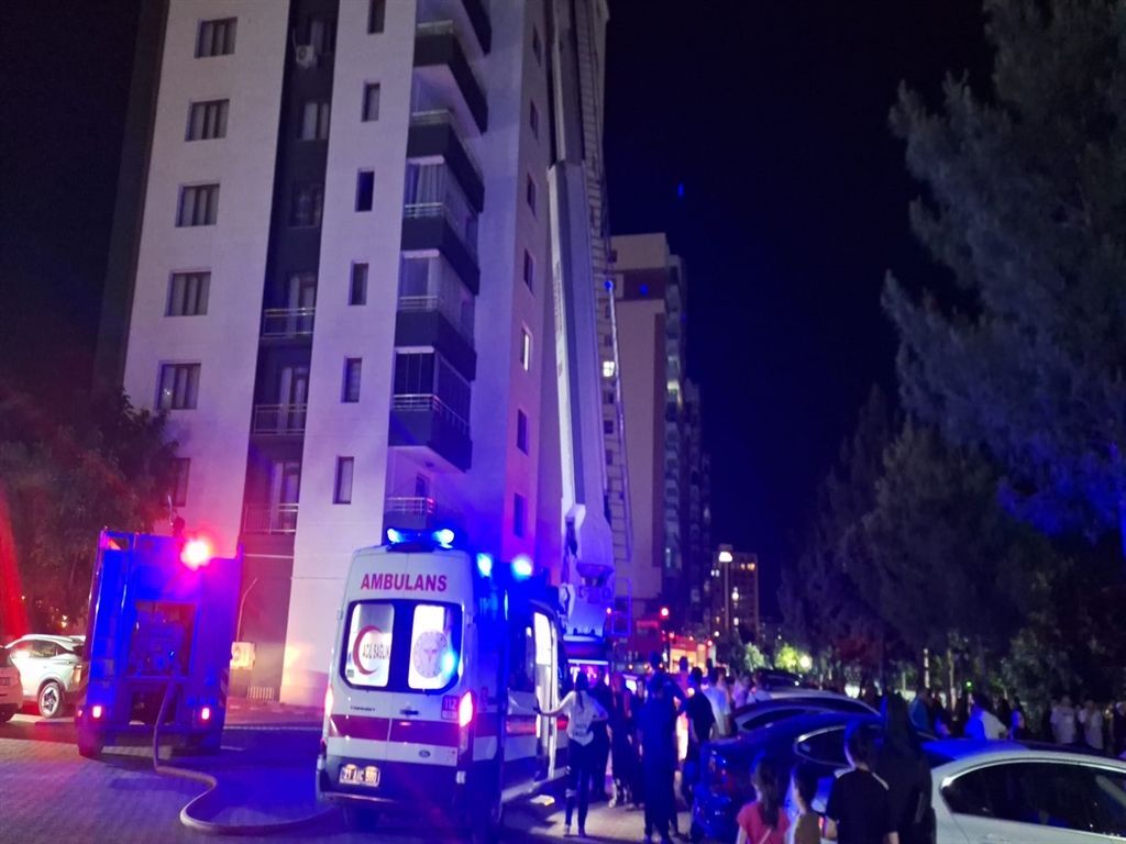 Diyarbakır’da Apartmanda Yangın Paniği (1)