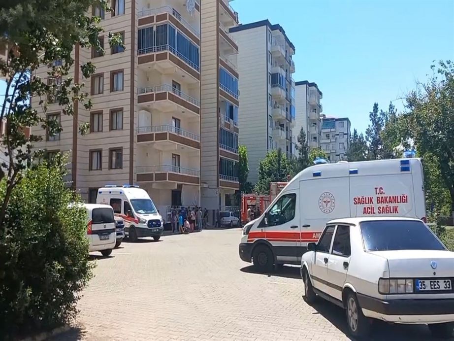 Diyarbakır'da Ev Yangınında 1 Kişi Dumandan Etkilendi (2)