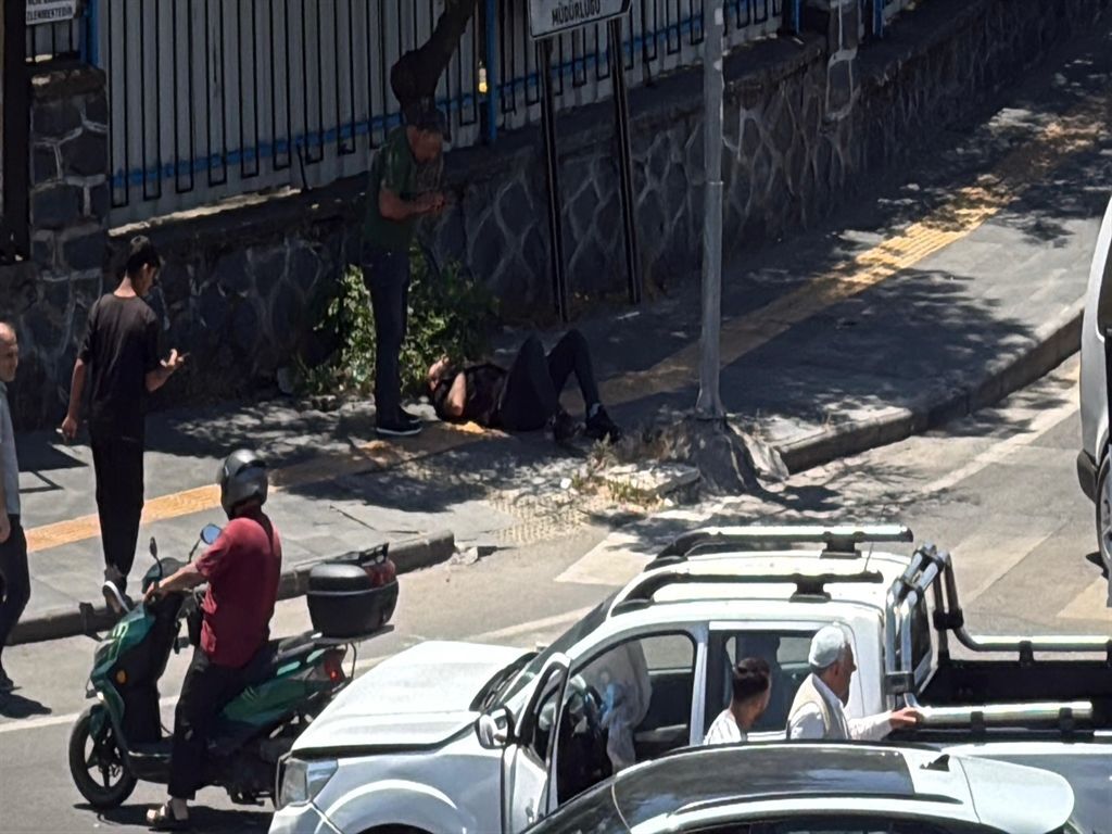 Diyarbakır’da Hafif Ticari Araç Ile Kamyonet Çarpıştı 2 Yaralı (2)