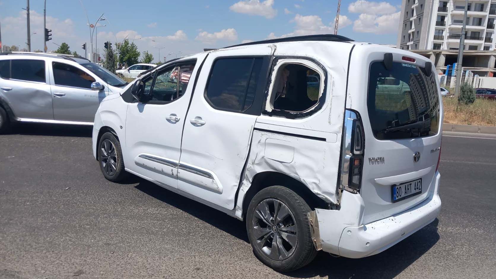 Diyarbakır'da İki Araç Çarpıştı, 7 Kişi Yaralandı 2