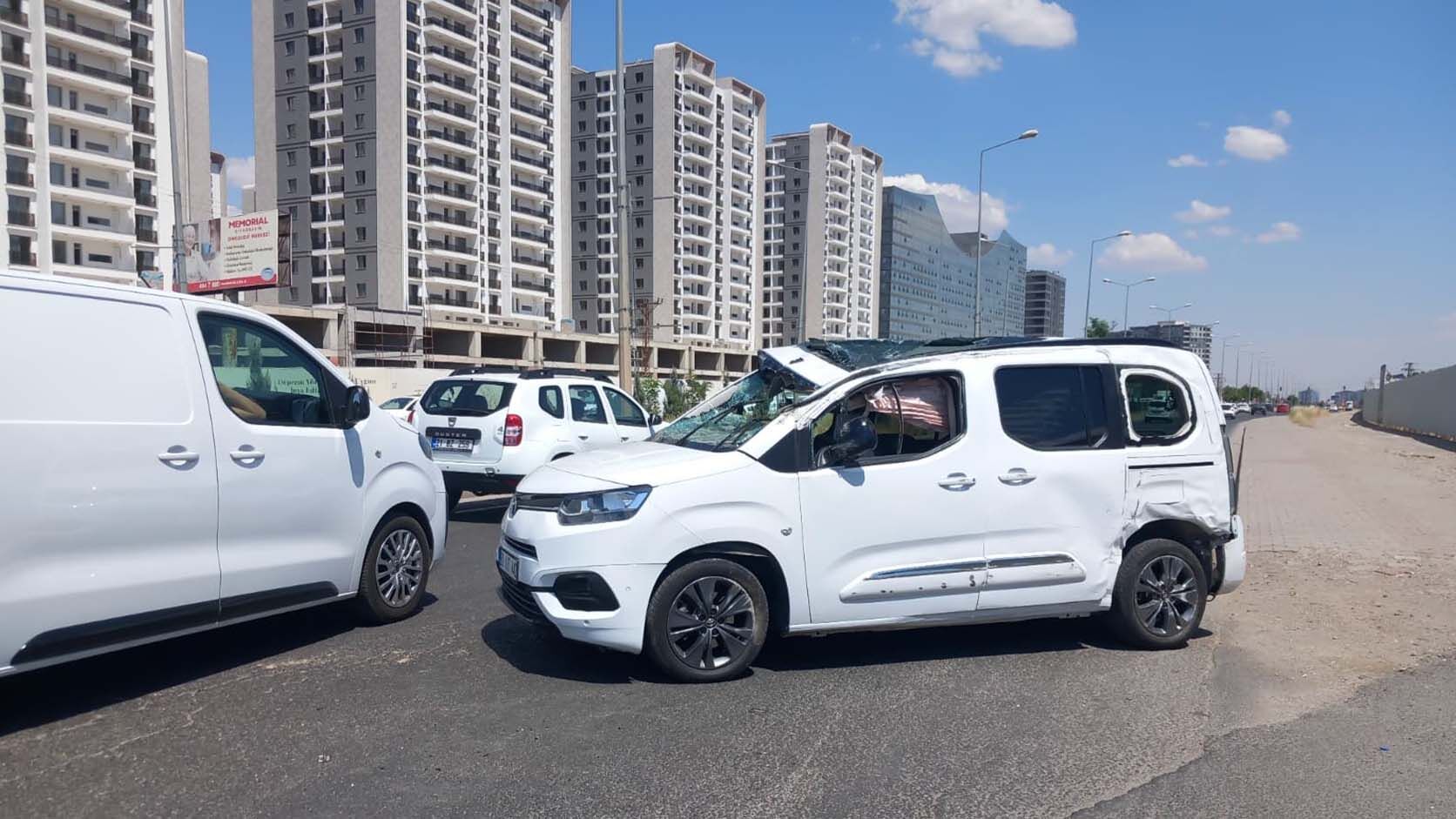 Diyarbakır'da İki Araç Çarpıştı, 7 Kişi Yaralandı