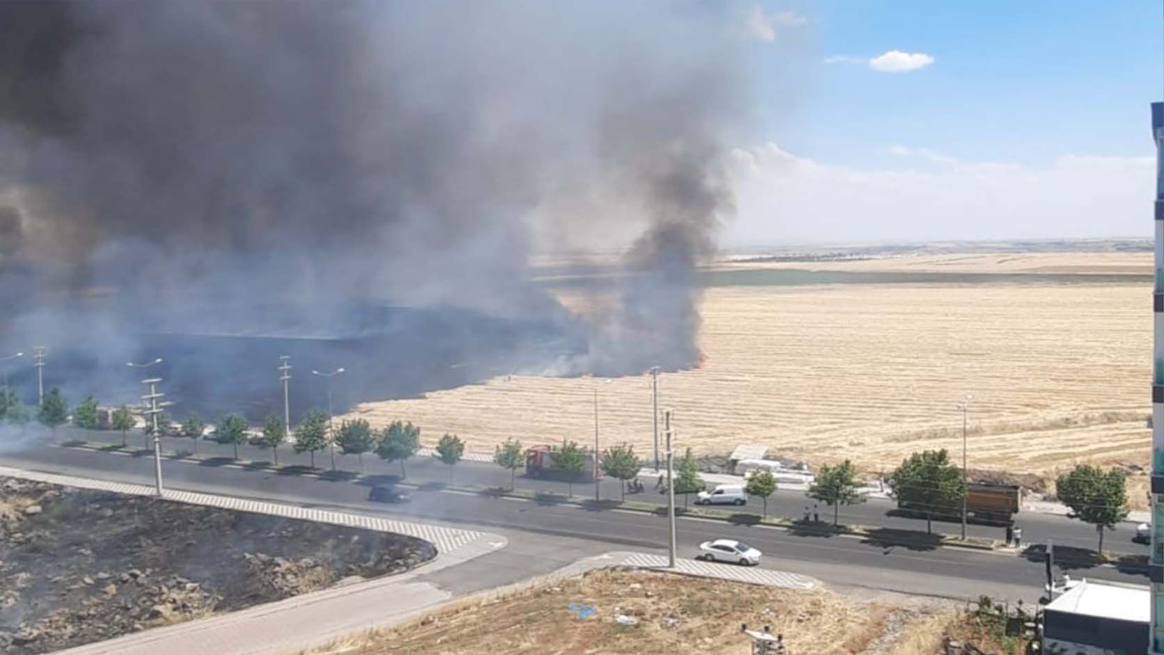 Diyarbakır'da Korkutan Anız Yangını Söndürüldü