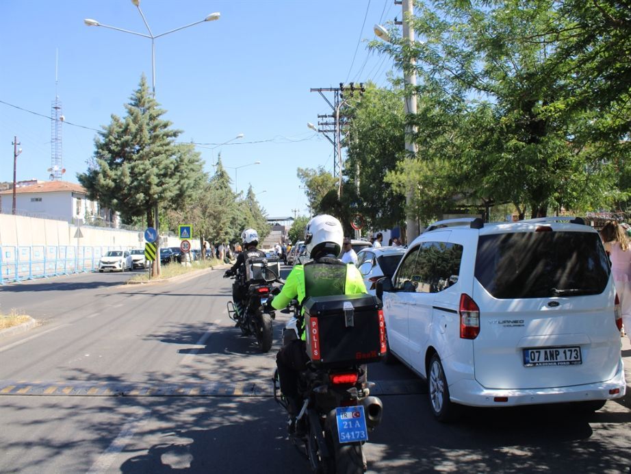 Diyarbakır’da Polis Ekipleri Sınav Merkezini Karıştıran Öğrencileri Sınava Ulaştırdı (2)
