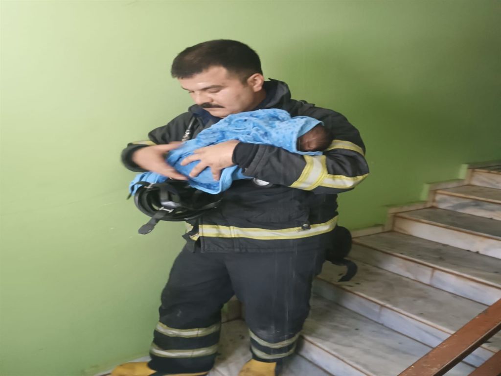 Ev Yangınında Dumandan Etkilenen 20 Günlük Bebek Hastaneye Kaldırıldı (1)