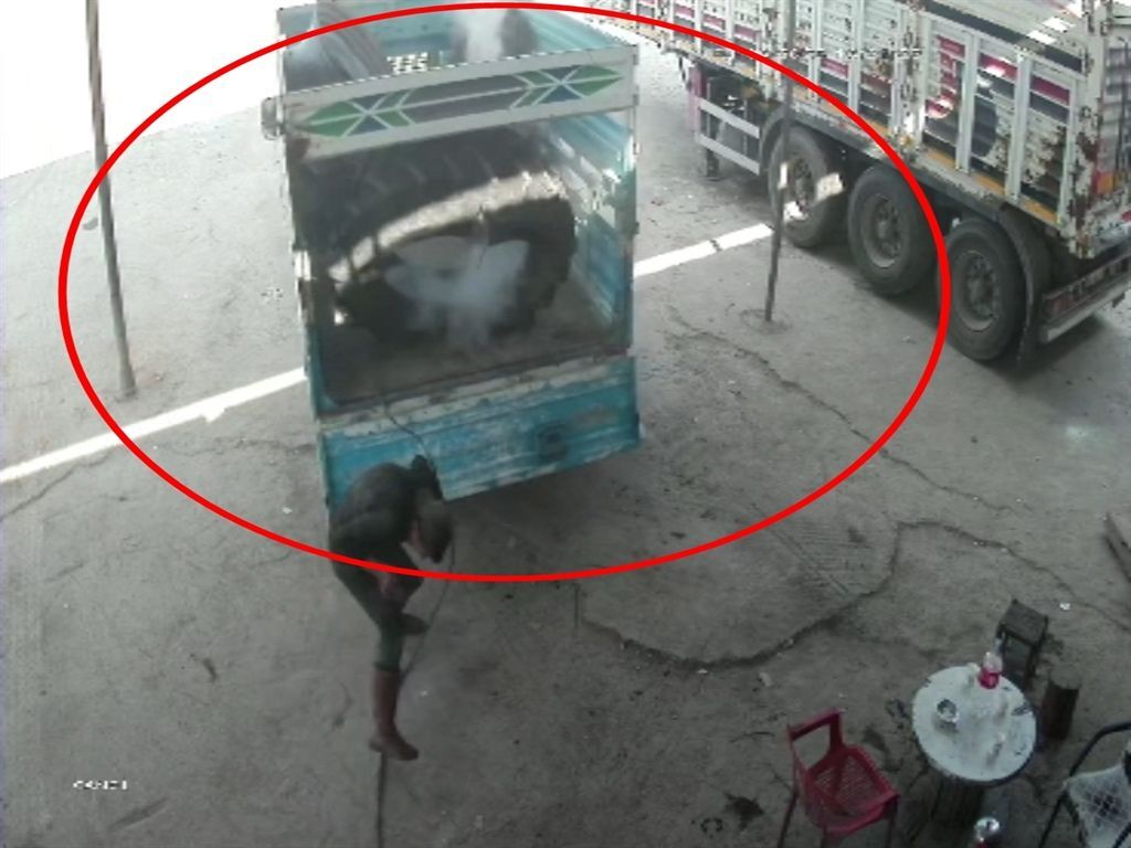Hava Basılan Traktör Lastiği Bomba Gibi Patladı 2 İşçi Yaralı (2)